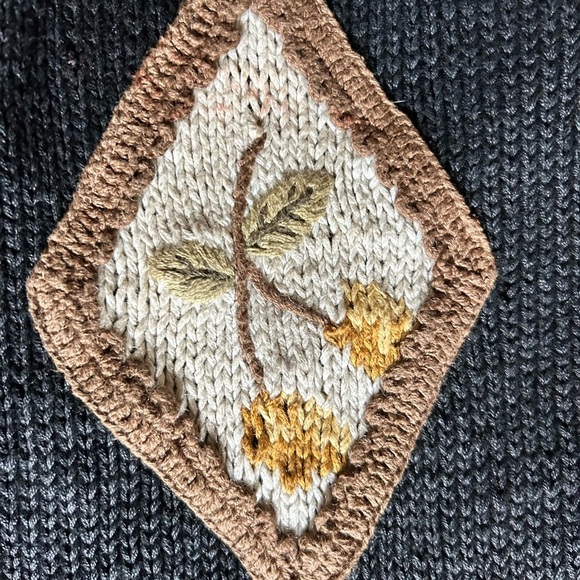 Elegant Black Cardigan with Vibrant Embroidery - Picture 4 of 9